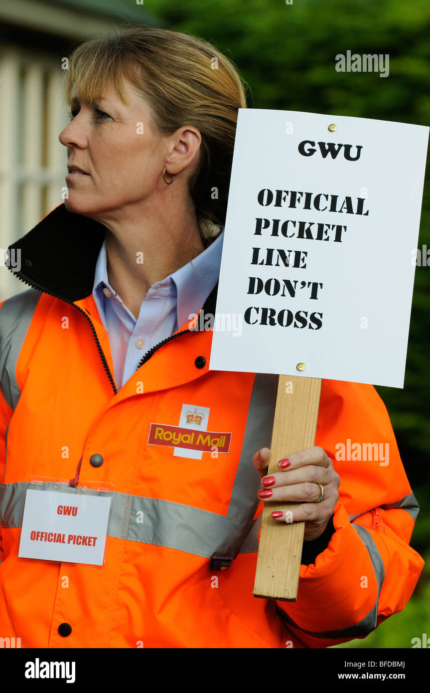 Postbotin Mahnwache halten Plakate GWU Arbeitsplätze der Mitarbeiter der Post Stockfoto