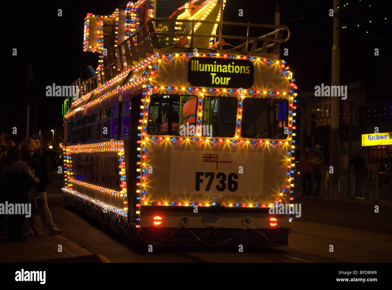 Blackpool Straßenbahn beleuchtet in der Nacht. Stockfoto