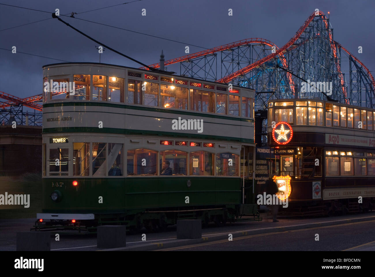 Blackpool Straßenbahn in der Nacht. Stockfoto