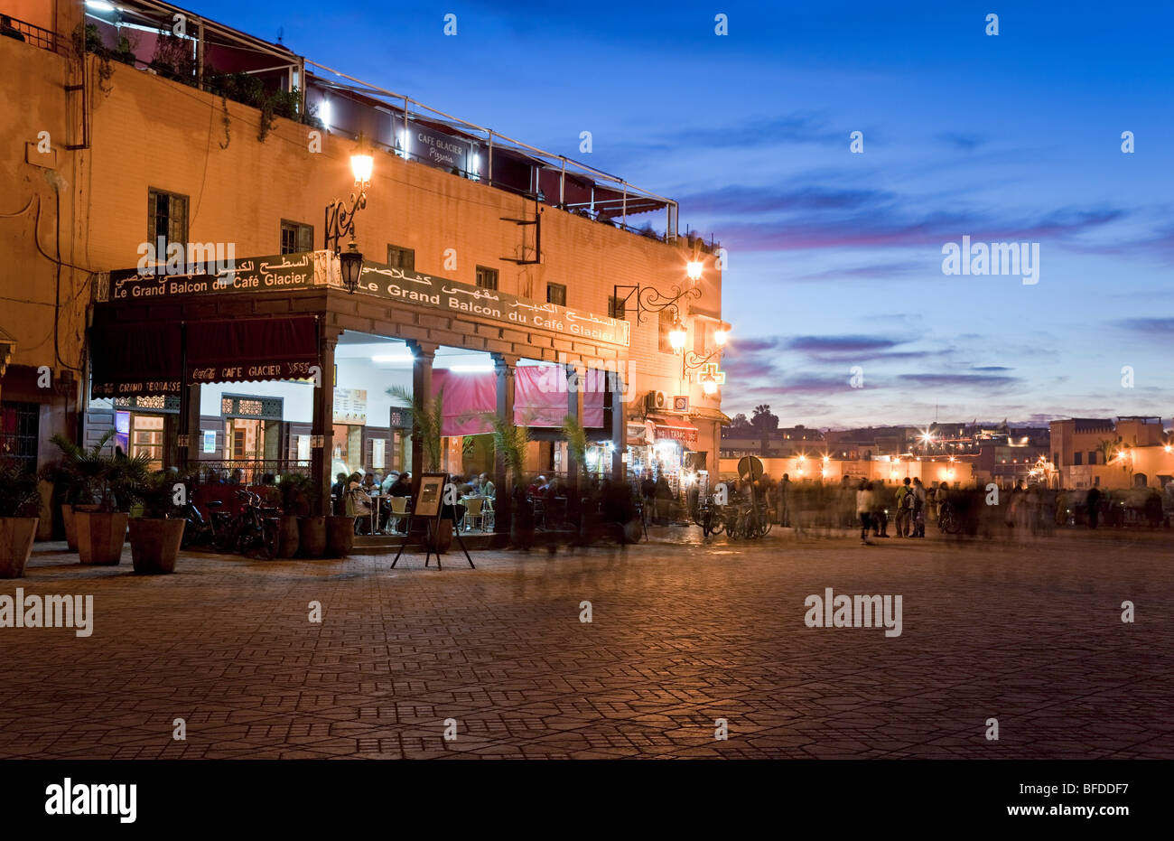Platz Jemaa el-Fna bei Sonnenuntergang mit 'Café Glacier', Marrakesch, Marokko Stockfoto