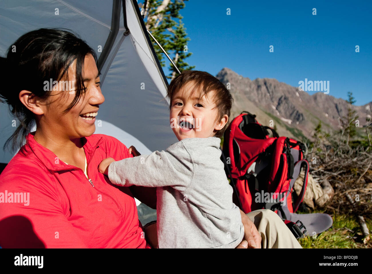 Mutter schaut 14 Monate alten Sohn im Camp in Wiese spielen. Backpacking Reise Maroon Bells in Snowmass Wildnis außerhalb Aspen Stockfoto