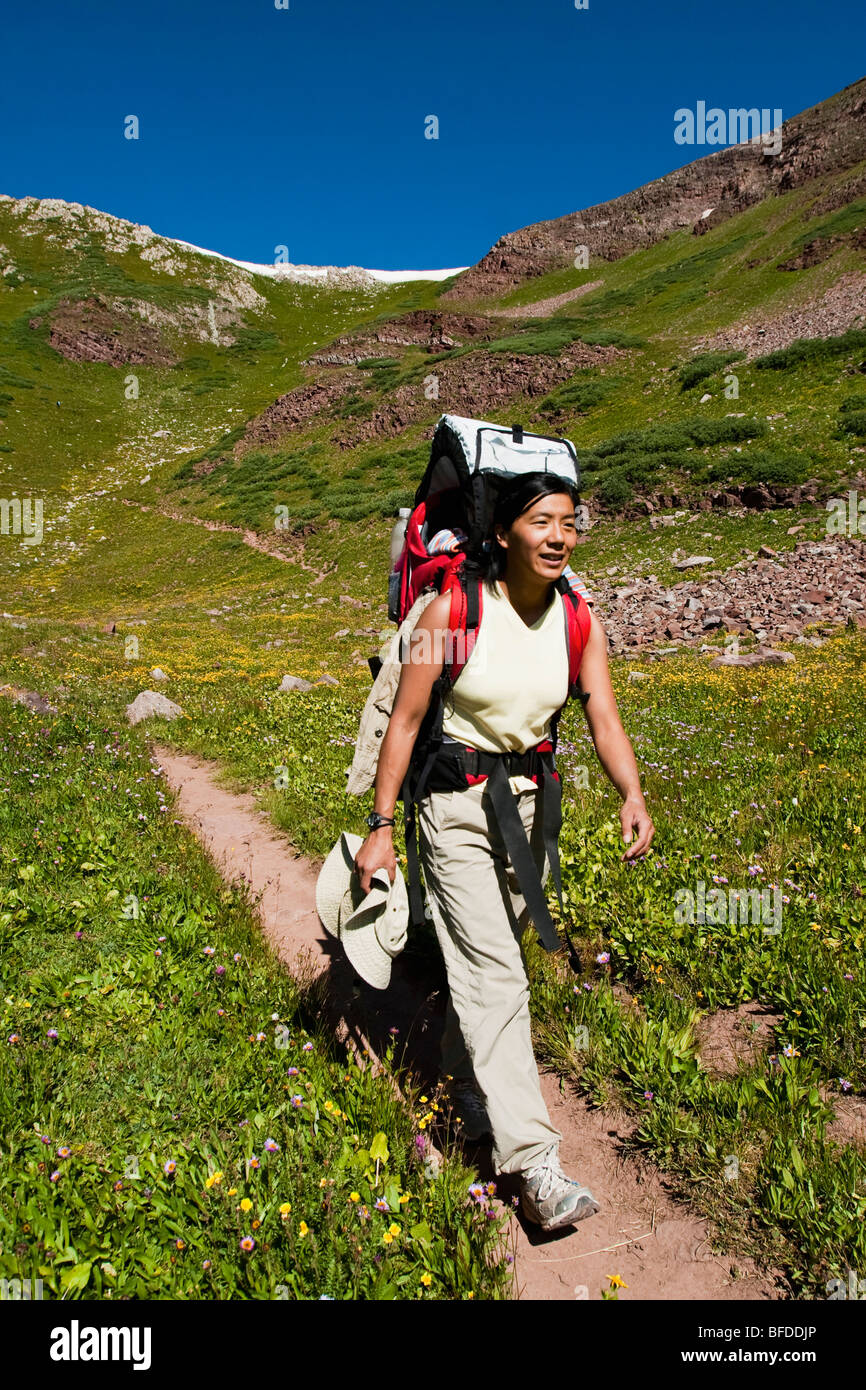 Mutter trägt 14 Monate altes Kind im Rucksack während backpacking Reise in die Maroon Bells in Snowmass Wildnis außerhalb Aspen Stockfoto