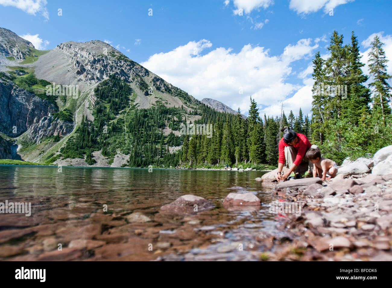 Mutter & 14 Monate alten Sohn spielen am Ufer von Snowmass See (10, 980ft) Maroon Bells in Snowmass Wildnis außerhalb Aspen Colorado Stockfoto