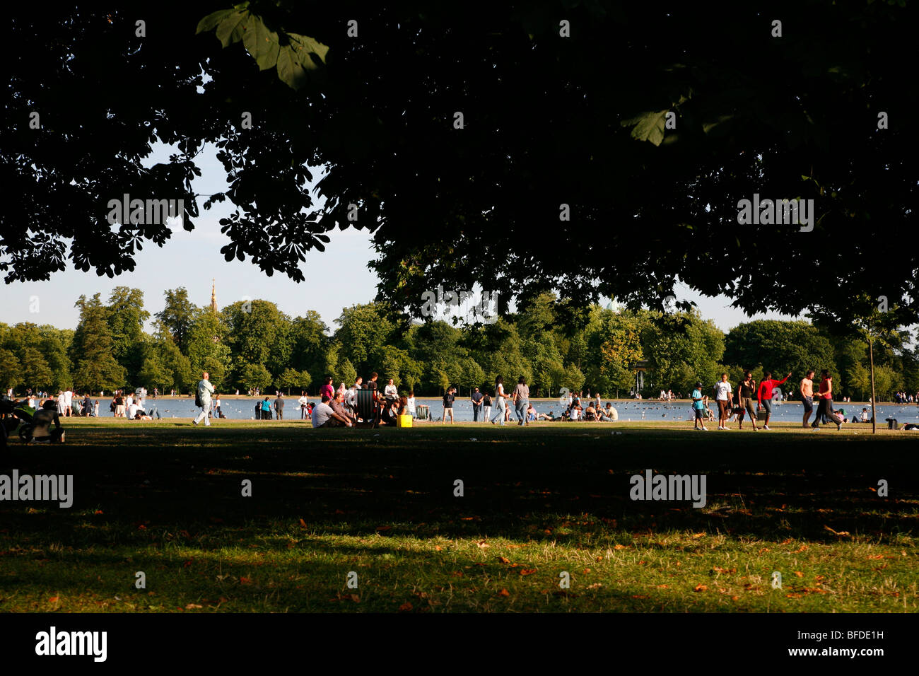 Runder teich Fotos und Bildmaterial in hoher Auflösung Alamy