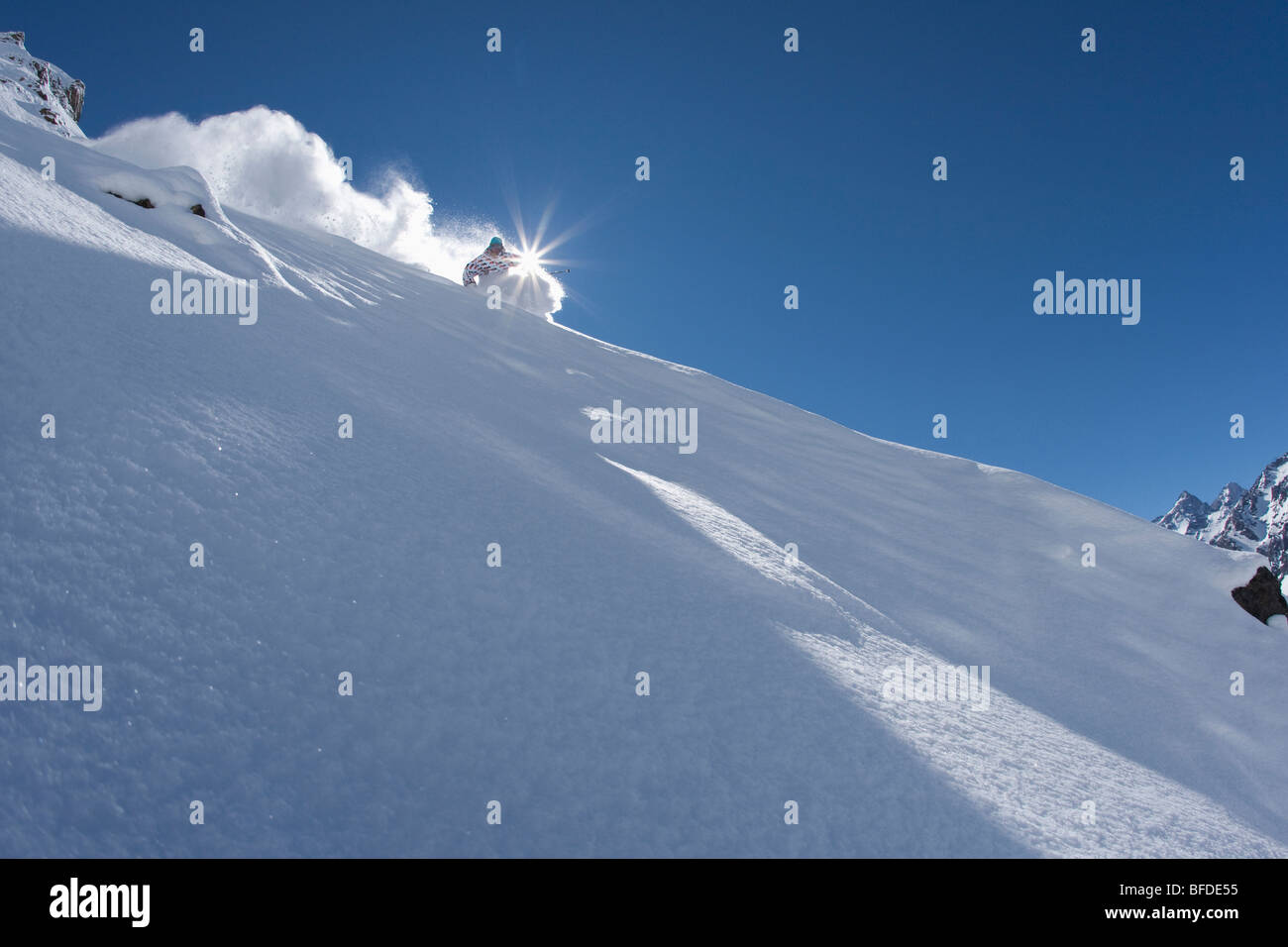 Ein Skifahrer schnitzt in perfektem Pulverschnee in Chile. Stockfoto