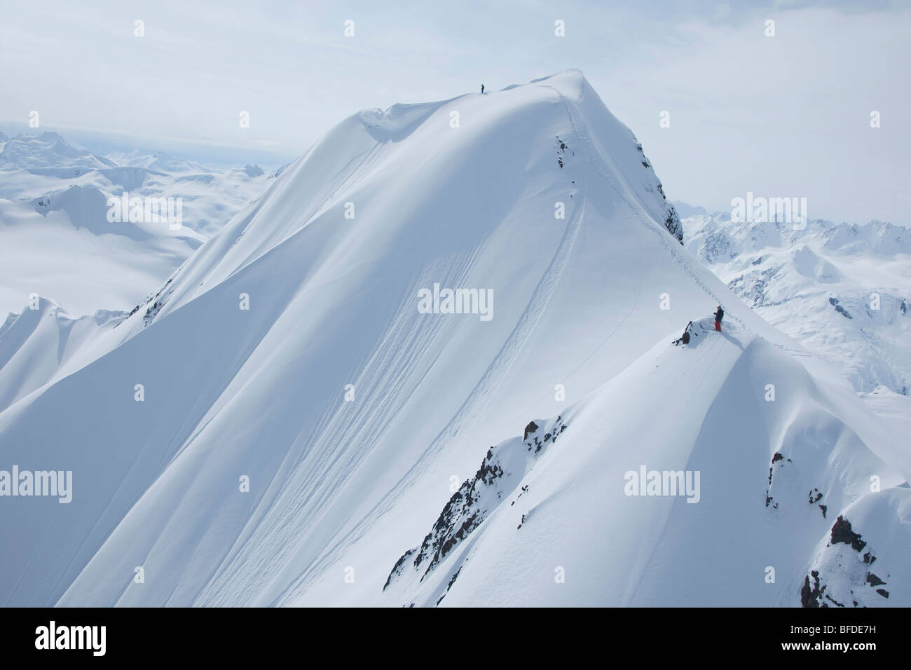 Zwei Skifahrer auf einem verschneiten Berg immer bereit, drop in Haines, Alaska. Stockfoto