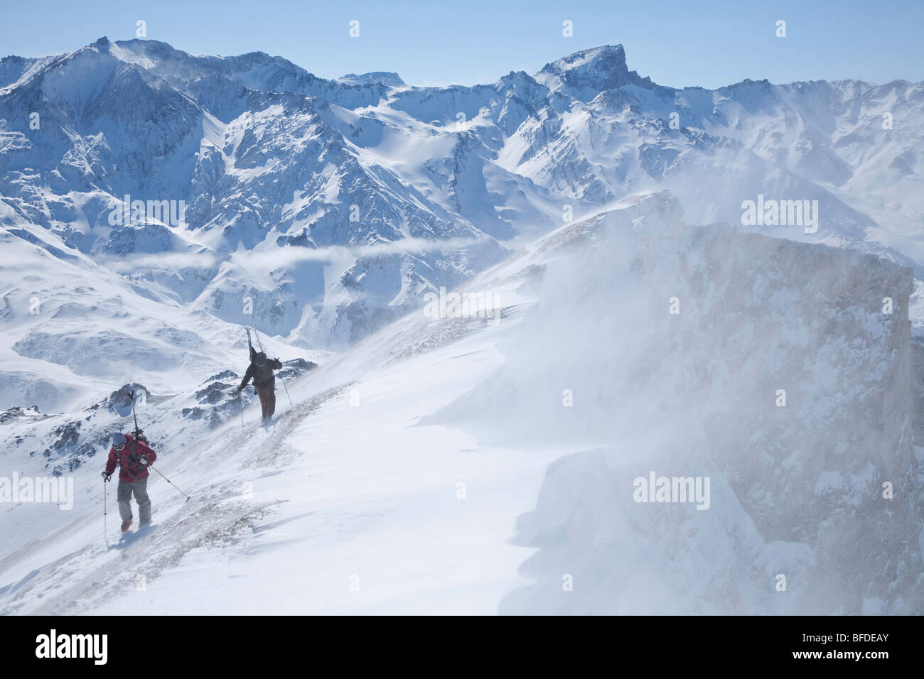 Zwei Skifahrer wandern einen windigen Grat in Las Lenas, Argentinien. Stockfoto