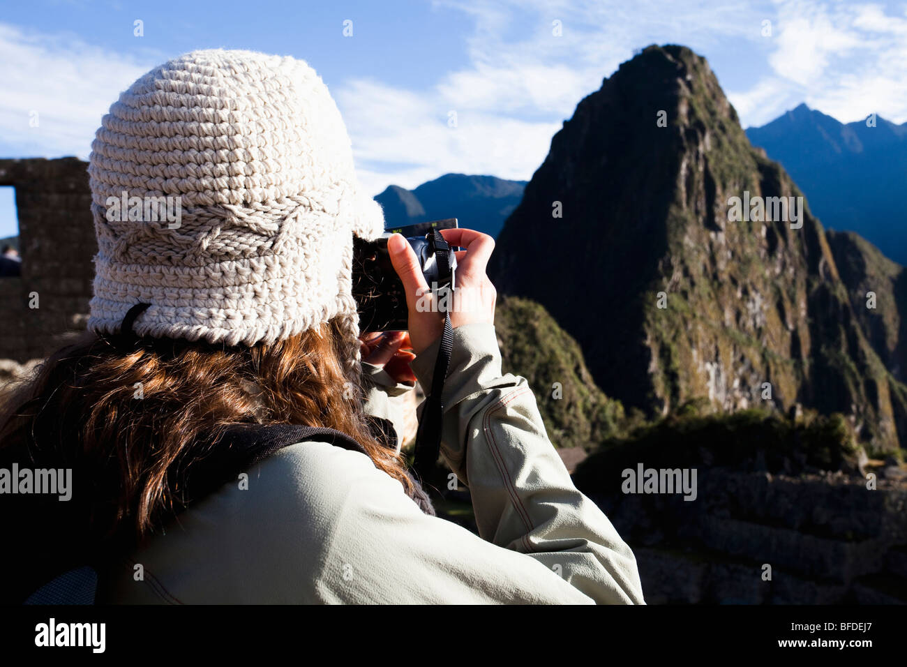 Ein Teenager nimmt ein Foto von Machu Picchu, die antiken Ruinen im Heiligen Tal von Peru. Stockfoto