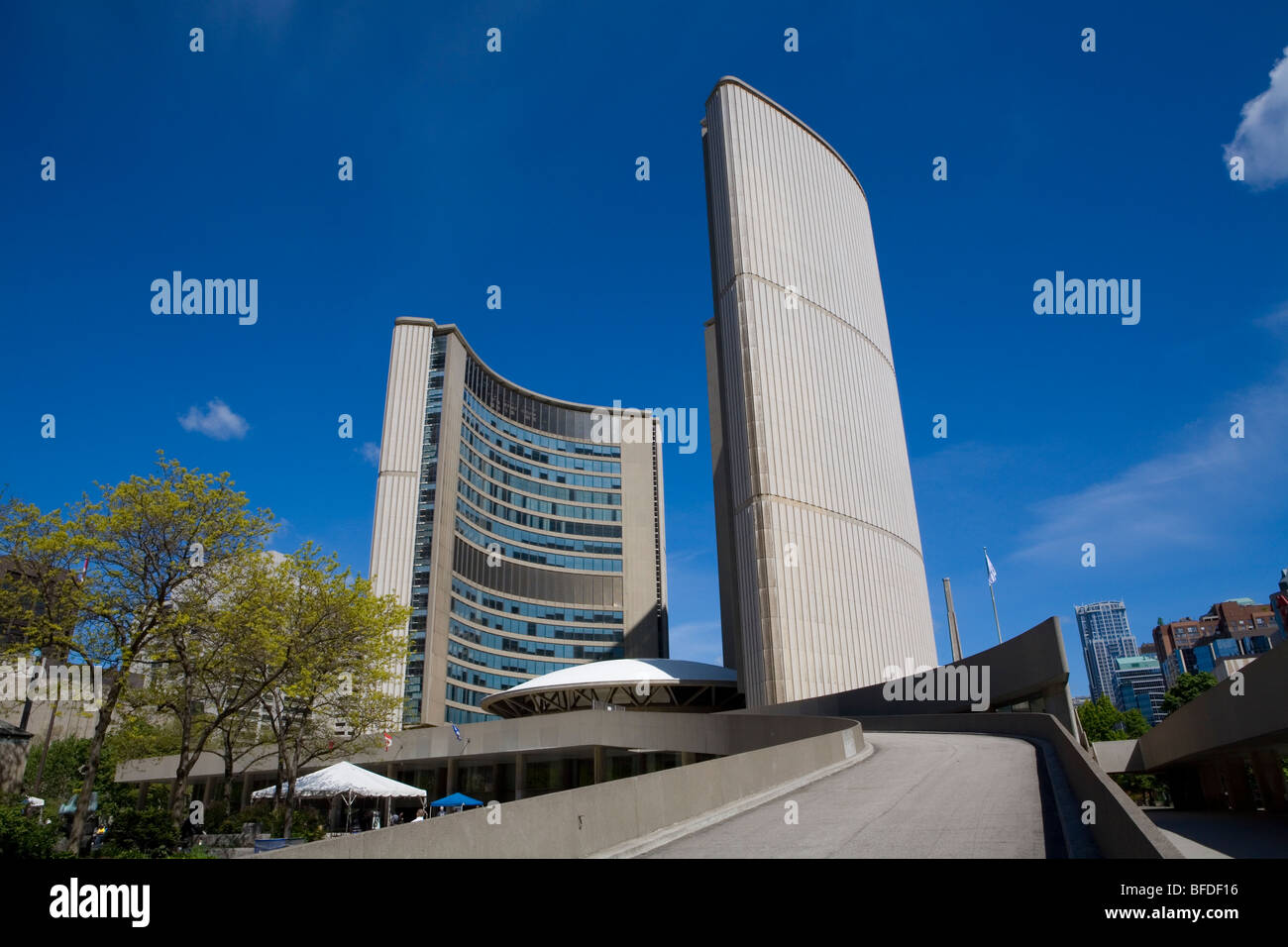 Niedrigen Winkel Ansicht des neuen Rathauses, Toronto, Ontario, Kanada Stockfoto