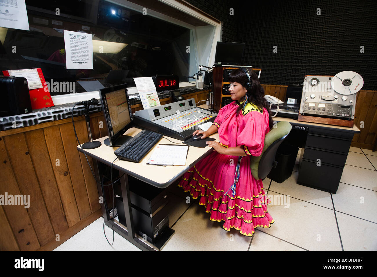 Tarahumara Frau bei einem Radiosender in Guachochi, Chihuahua, Mexiko. Stockfoto