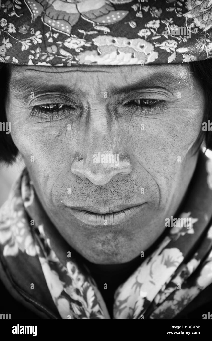 Porträt eines Mannes der Tarahumara in Guachochi, Chihuahua, Mexiko. (Schwarzweiß) Stockfoto