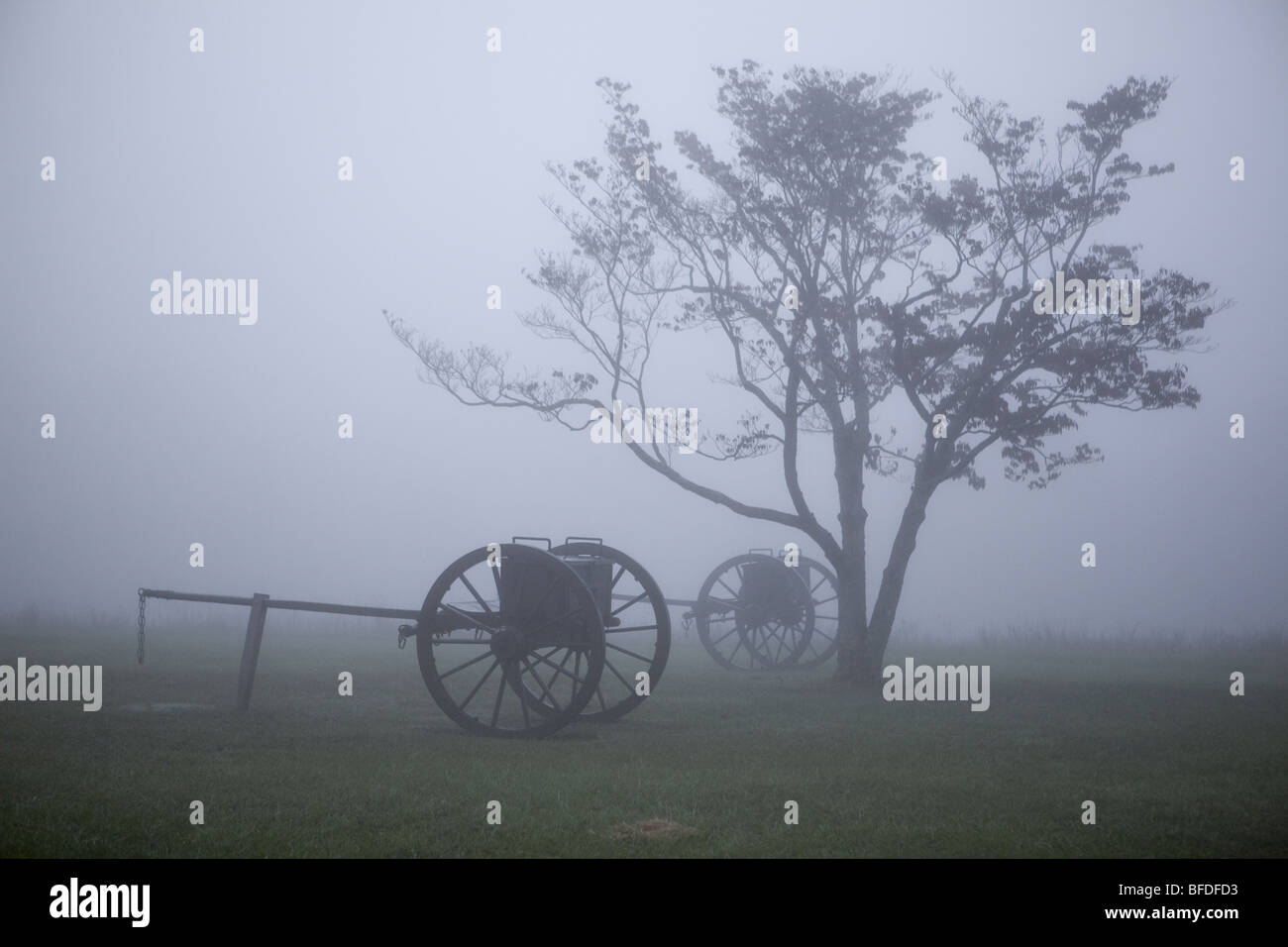 Bürgerkrieg-Ära Schlachtfeld bei Einbruch der Dunkelheit, im Nebel. Stockfoto