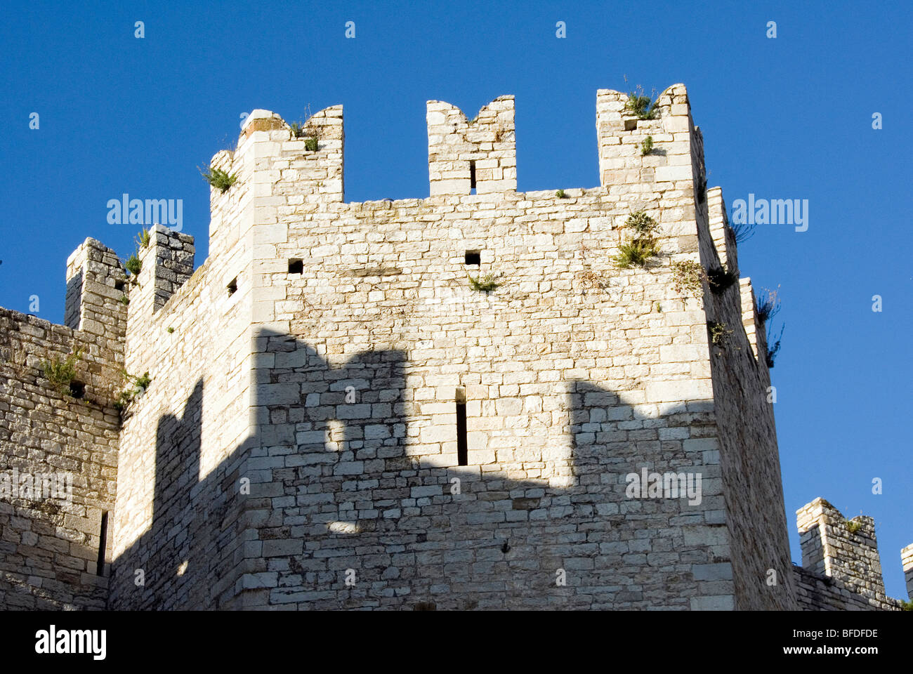 Swallow Tail Brüstungen auf der Burg von Prato Stockfoto