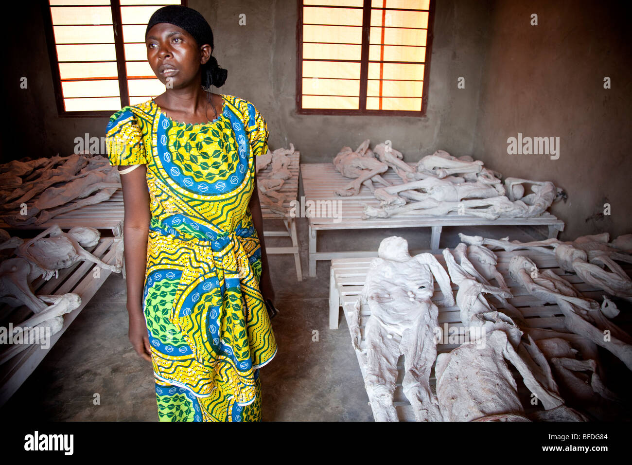 Ein Reiseleiter, der eine Mutter mit drei Kindern während des Genozids verloren, steht vor stellen auf dem Display. Stockfoto