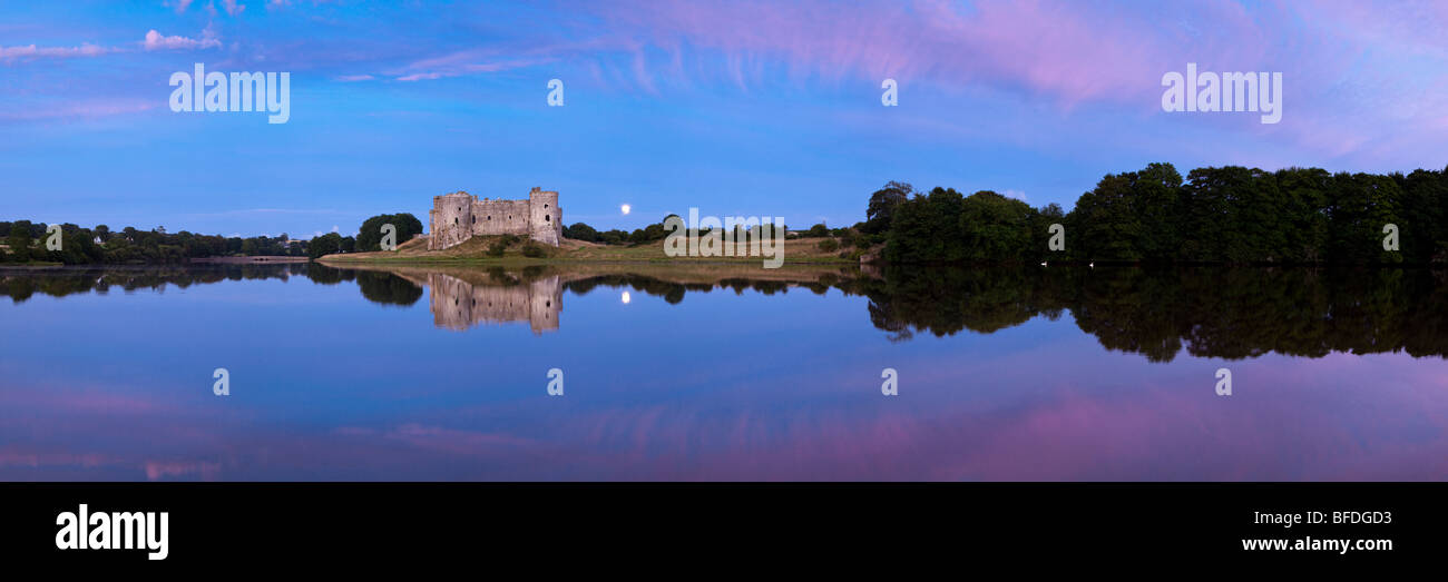 Der Mond hinter Carew Castle am Flussufer Carew Carew, Pembrokeshire, Wales Stockfoto