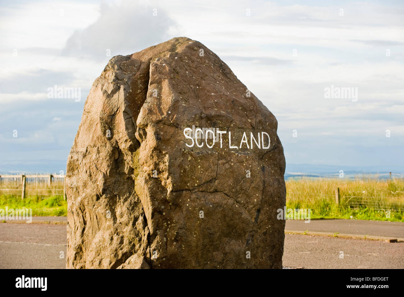 Carter Bar Border Stone, ein beliebter Haltepunkt an der Grenze zwischen England und Schottland aus dem Jahr A68, an dem Touristen Halt machen können. Stockfoto