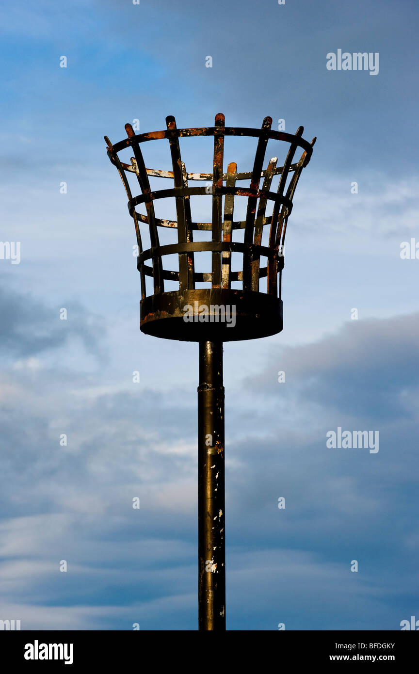 Metallkorb oder -Kresset, montiert auf einem hohen Metallmast, verwendet als Leuchtfeuer in der Carter Bar an der englischen und schottischen Grenze. Stockfoto
