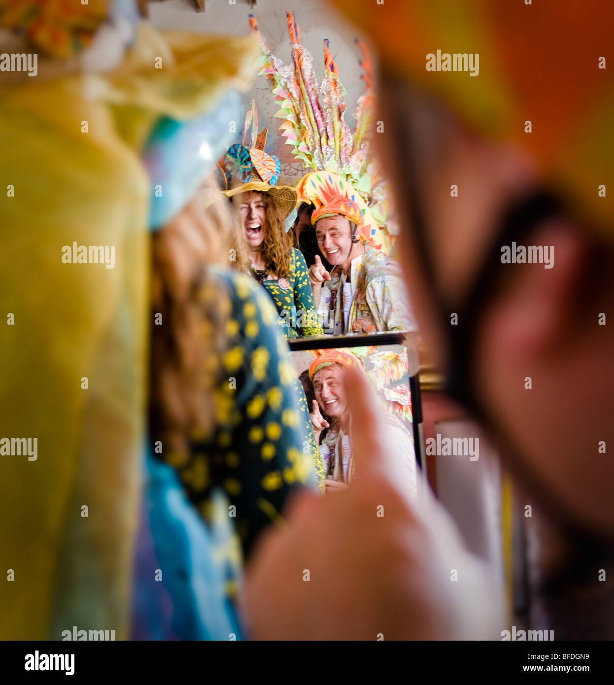 Überprüfen Sie ihren Kostümen vor einer Parade in Santa Barbara, ein Mann und eine Frau. Die Funktionen extravagante Festwagen. Stockfoto