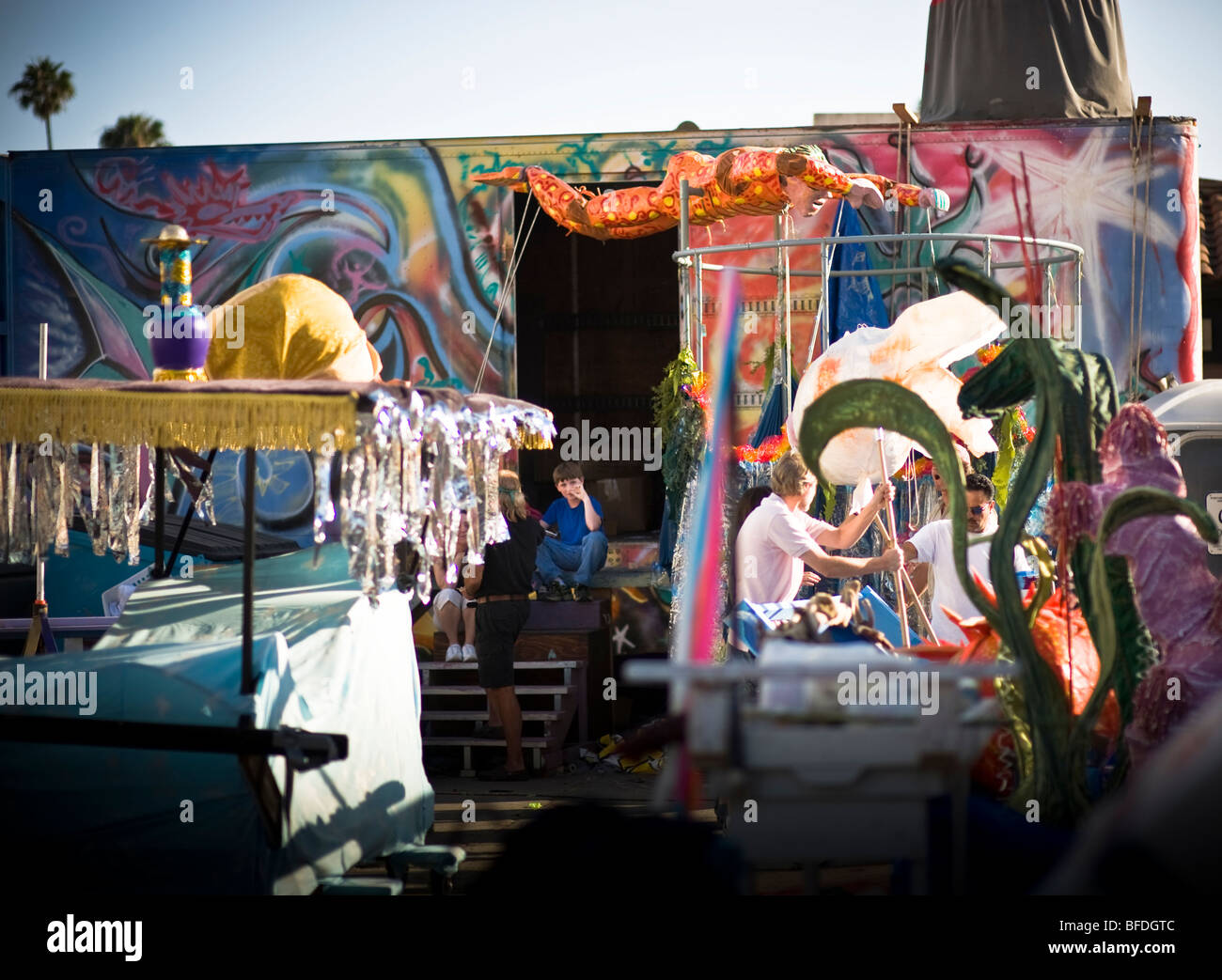 Freiwillige in der Werkstatt für eine Parade in Santa Barbara. Die Parade bietet extravagante Wagen und Kostüme. Stockfoto
