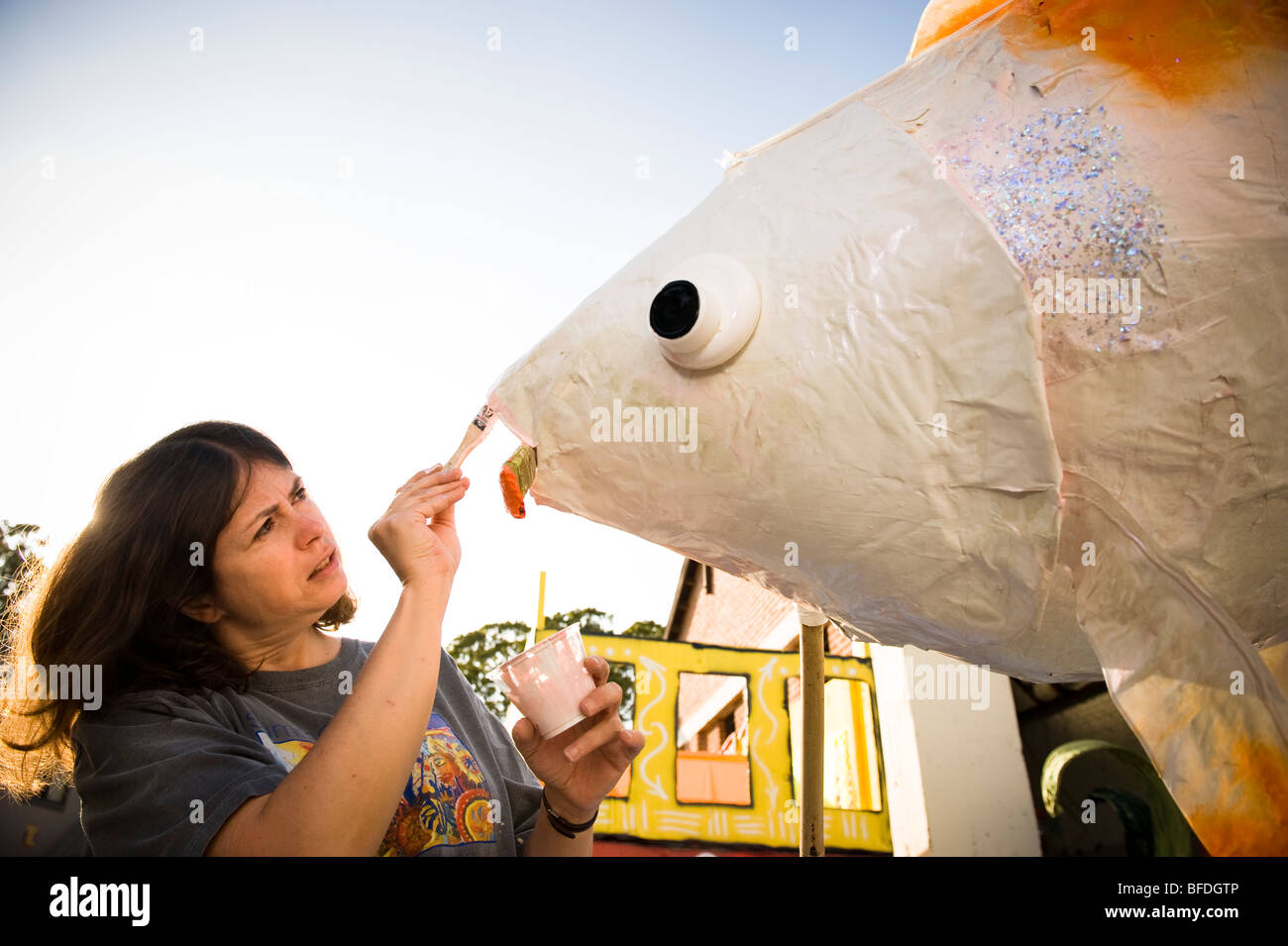 Eine Frau malt Fisch Lippen für eine Parade in Santa Barbara. Die Parade bietet extravagante Wagen und Kostüme. Stockfoto