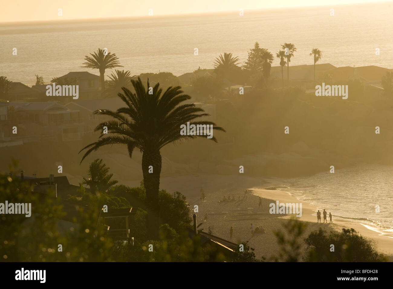 Die Sonne geht auf Clifton vierte Beach in Kapstadt, Südafrika. Stockfoto