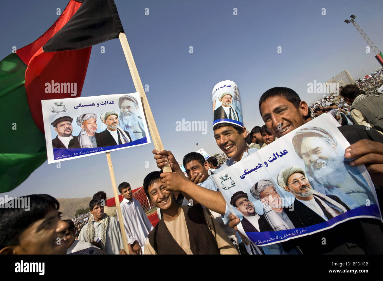 Anhänger der Präsidentschaftskandidat tragen Schilder und Fahnen an einer großen öffentlichen Kundgebung im Nationalstadion in Kabul. Stockfoto