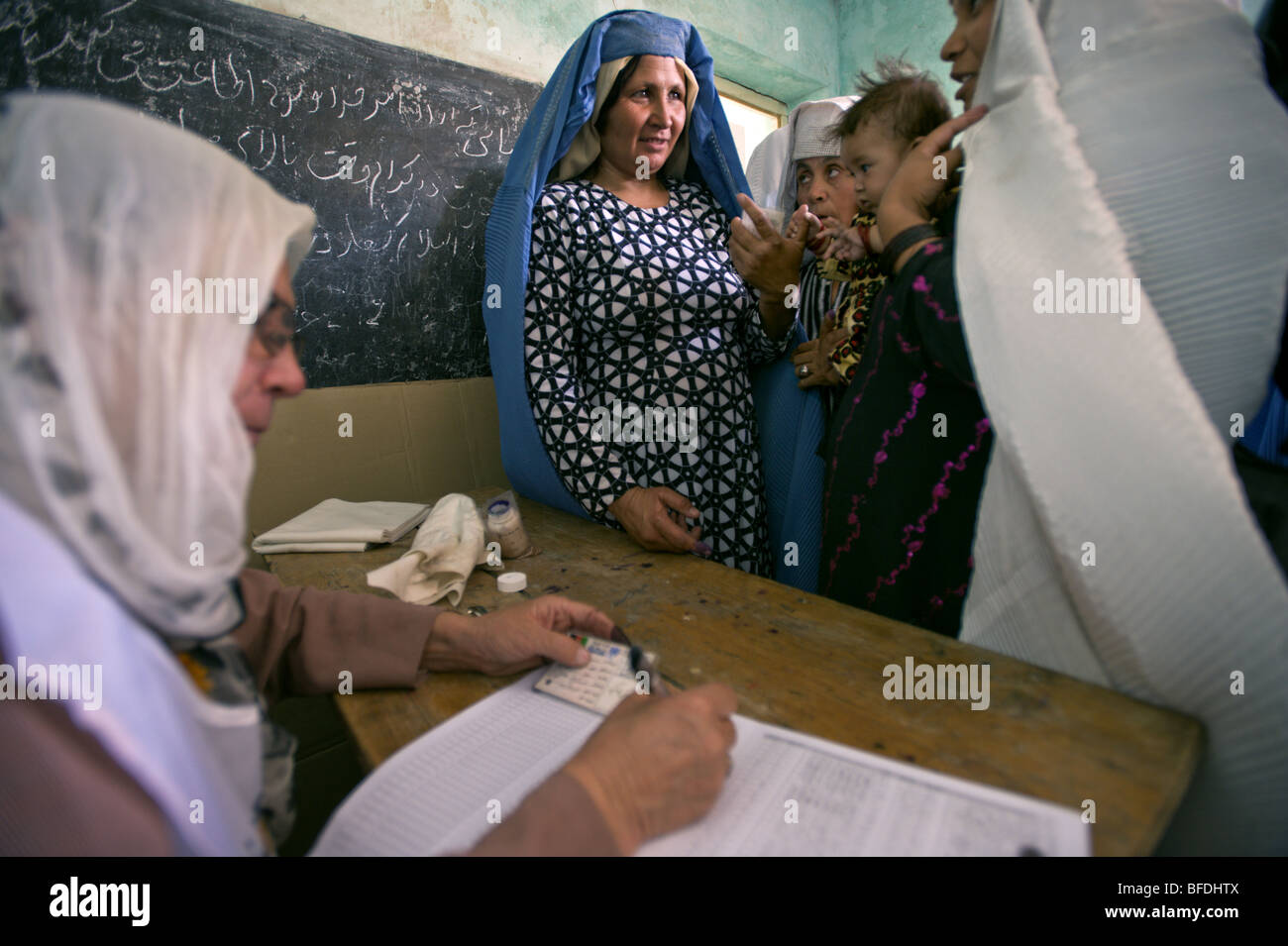 Afghanische Frauen stimmen in den Wahlen im Jahr 2009 Präsidentschafts- und Parlamentswahlen in Mazar-i Sharif, Afghanistan Stockfoto