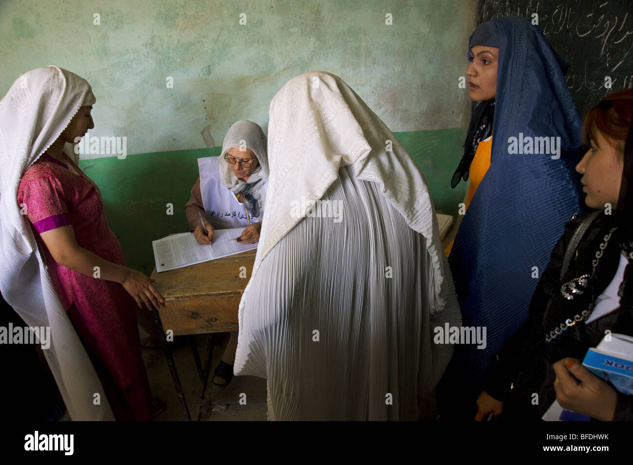 Afghanische Frauen stimmen in den Wahlen im Jahr 2009 Präsidentschafts- und Parlamentswahlen in Mazar-i Sharif, Afghanistan Stockfoto