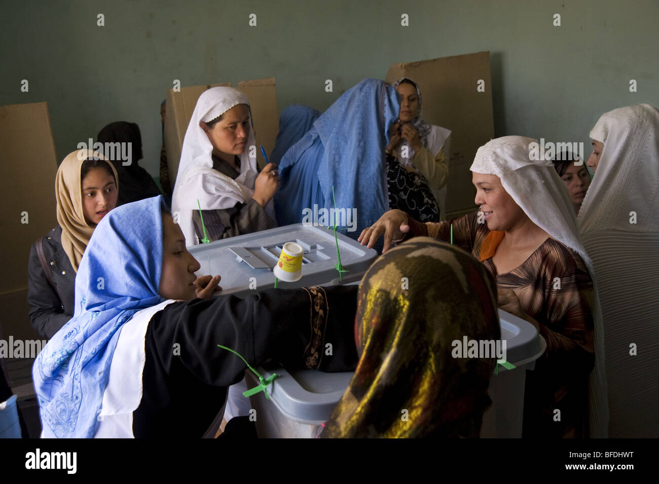 Afghanische Frauen stimmen in der Präsidentschaftswahl 2009 und provenzalischen Wahlen in Mazar-i Sharif, Afghanistan Stockfoto