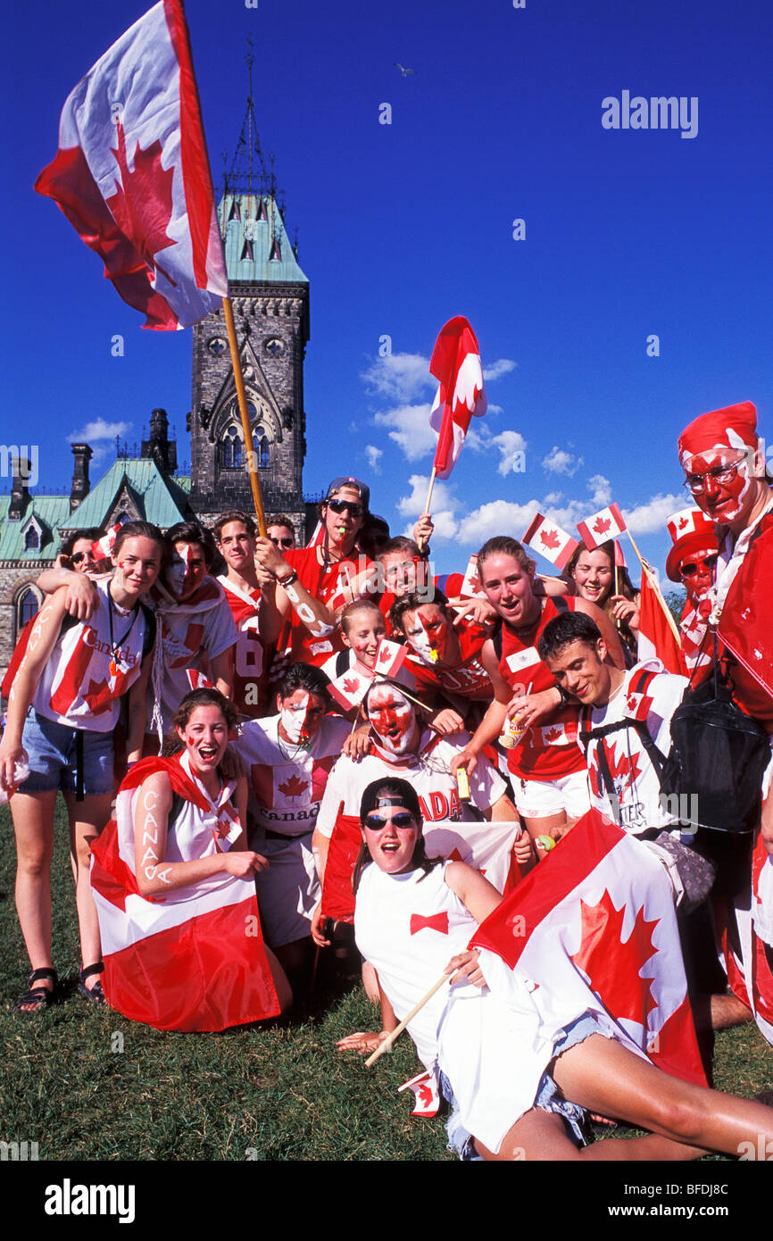 Gruppe von Menschen feiern Canada Day, Parliament Hill, Ottawa, Ontario, Kanada Stockfoto