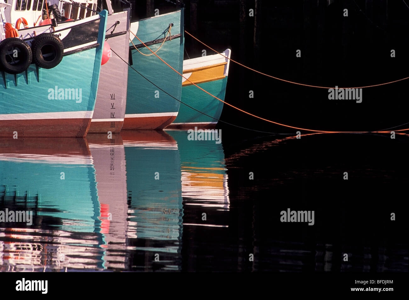 Angeln, Boote und ihre Spiegelungen im Wasser, North Head, Grand Manan Island, New Brunswick, Kanada Stockfoto