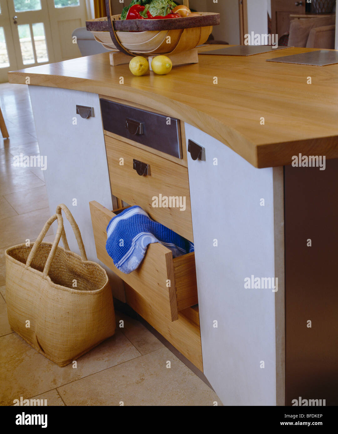 Nahaufnahme der Korb neben Holz Schubladen ausgestattet Insel Einheit in  modernen Küche Stockfotografie - Alamy