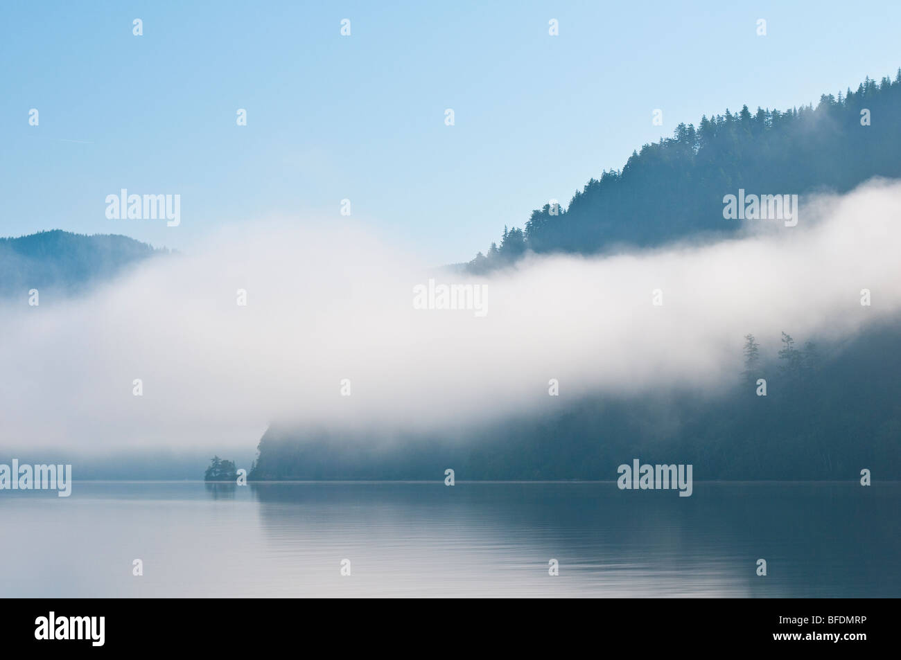 Morgennebel clearing an Crescent Lake, Olympic Nationalpark, Washington. Stockfoto