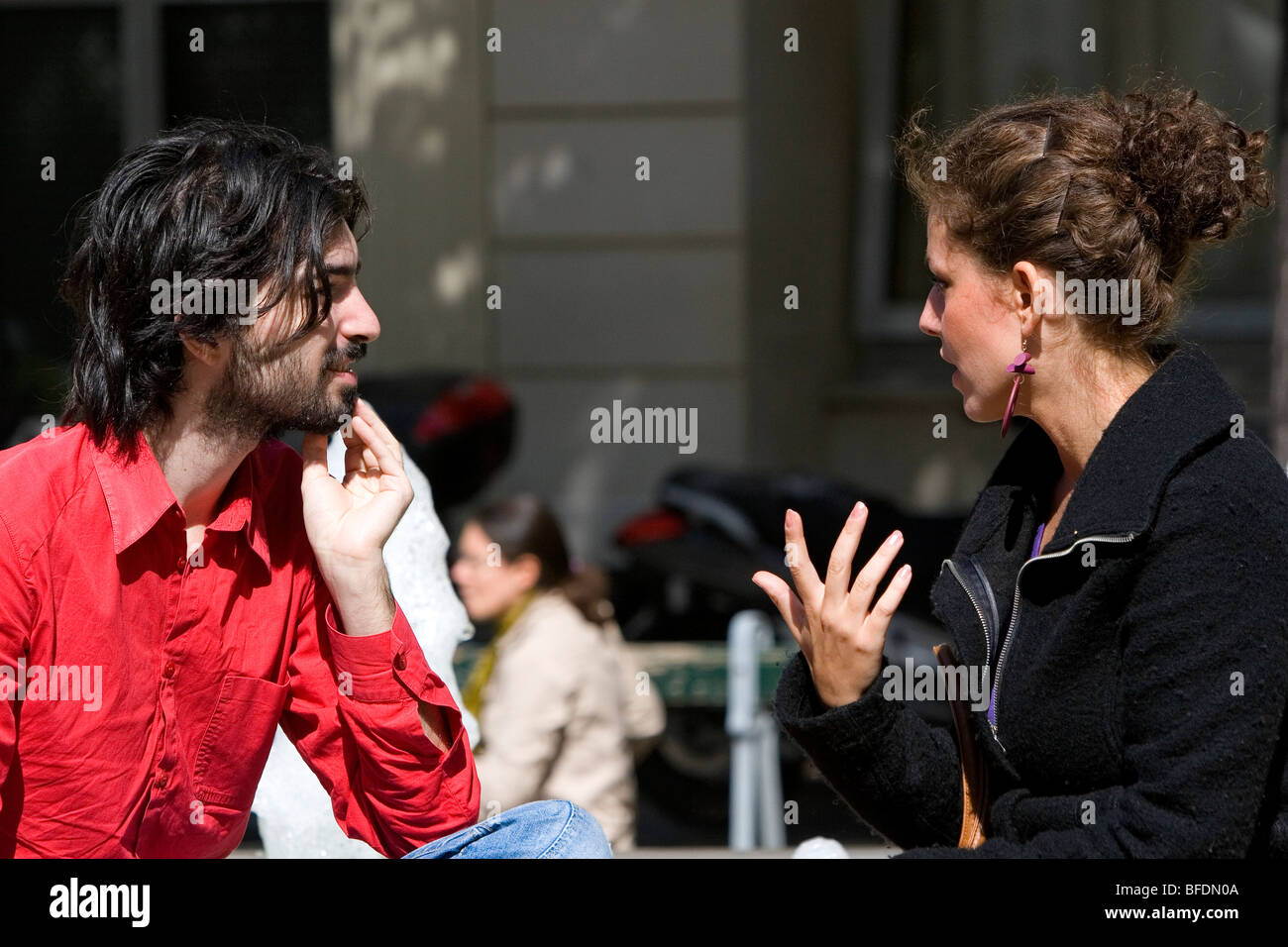 Französischen Mann und Frau haben ein Gespräch in der Nähe der Sorbonne in Paris, Frankreich. Stockfoto