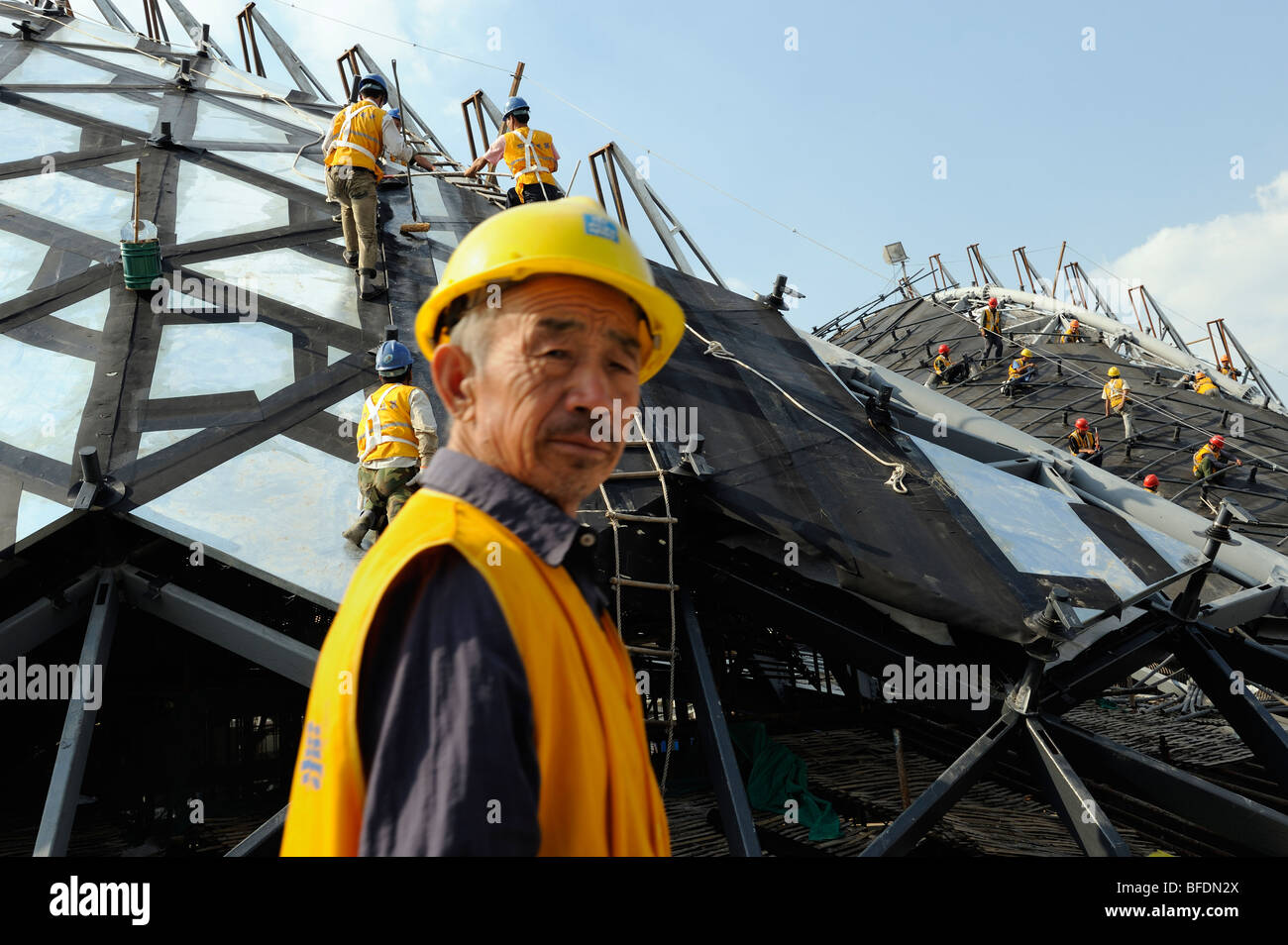 Chinesische Arbeiter im Vereinigte Arabische Emirate-Pavillon auf der Baustelle der World Expo 2010 in Shanghai, China.15-Oct-2009 Stockfoto