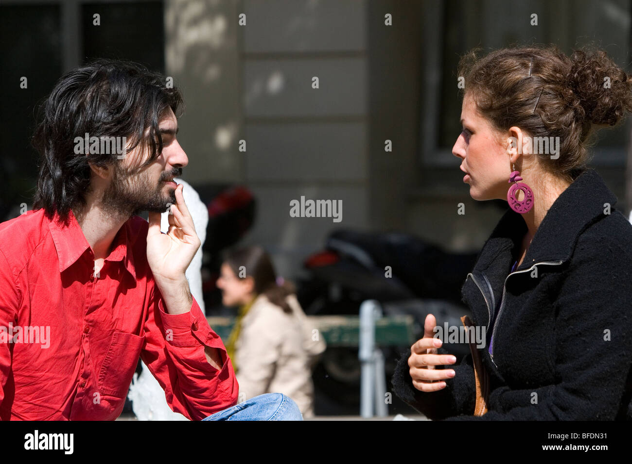 Französischen Mann und Frau haben ein Gespräch in der Nähe der Sorbonne in Paris, Frankreich. Stockfoto