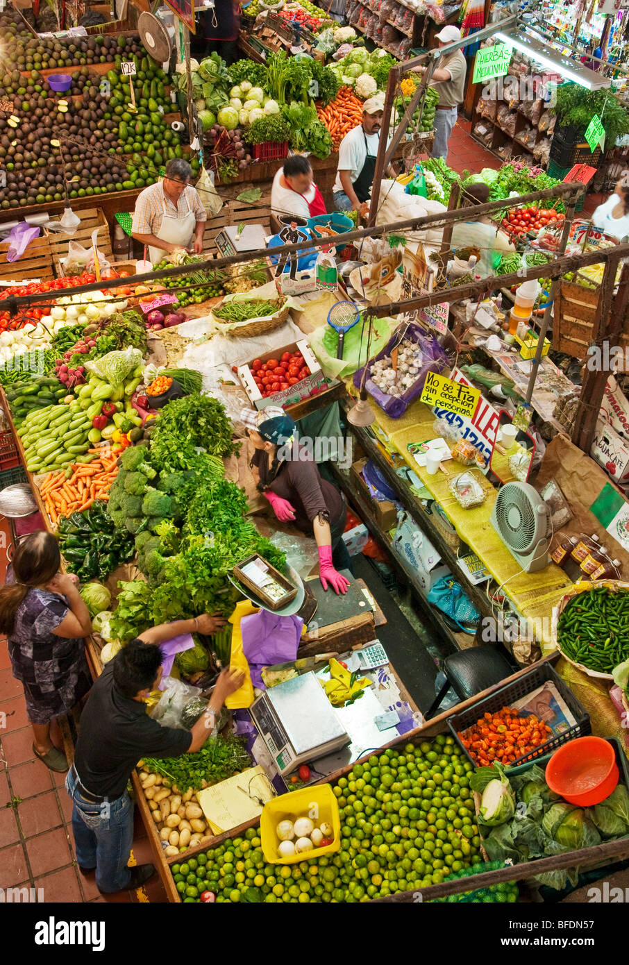 Produkte stehen im Mercado Libertad, Guadalajara, Mexiko. Stockfoto