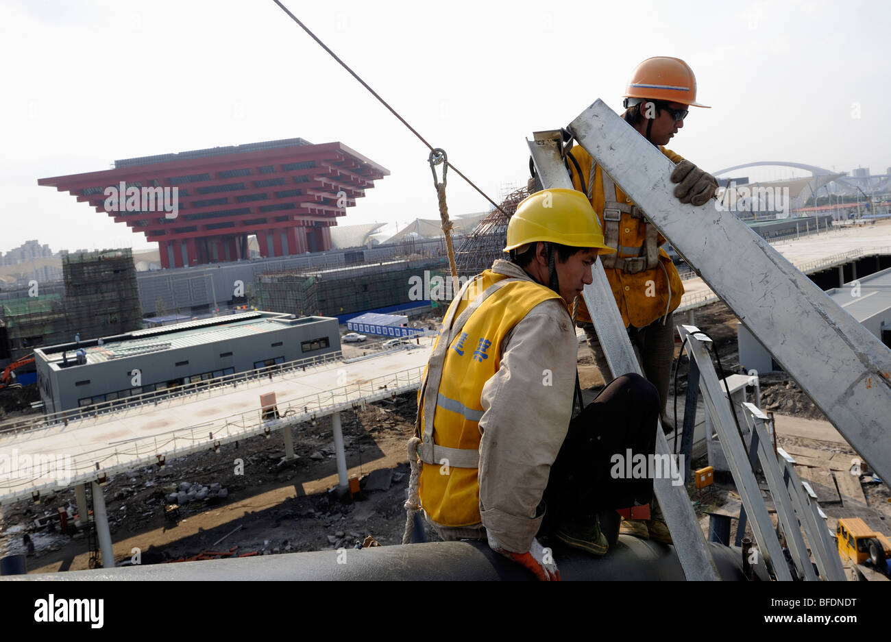 Chinesische Arbeiter auf der Baustelle der World Expo 2010 in Shanghai, China.15-Oct-2009 Stockfoto