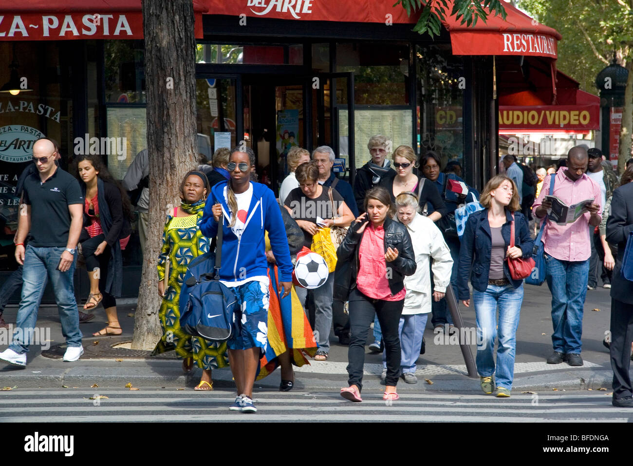 Fußgänger über die Straße in Paris, Frankreich. Stockfoto