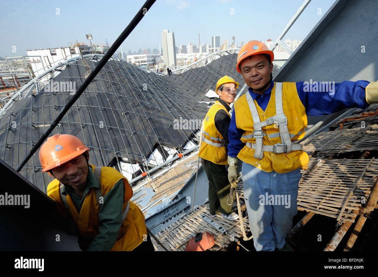 Chinesische Arbeiter auf der Baustelle der World Expo 2010 in Shanghai, China.15-Oct-2009 Stockfoto