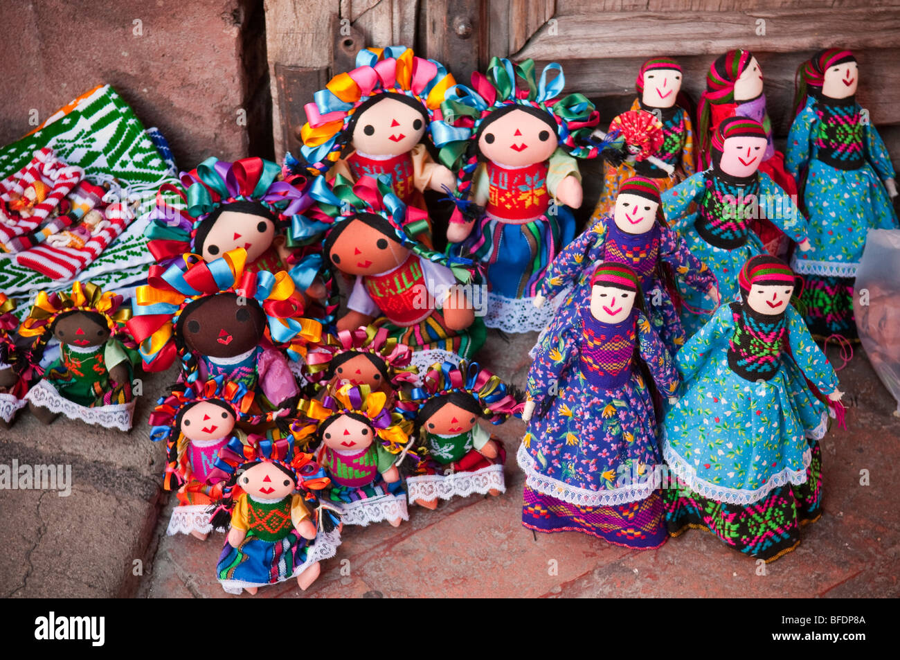 Souvenir-Puppen zum Verkauf von Straßenhändler in San Miguel de Allende, Mexiko. Stockfoto