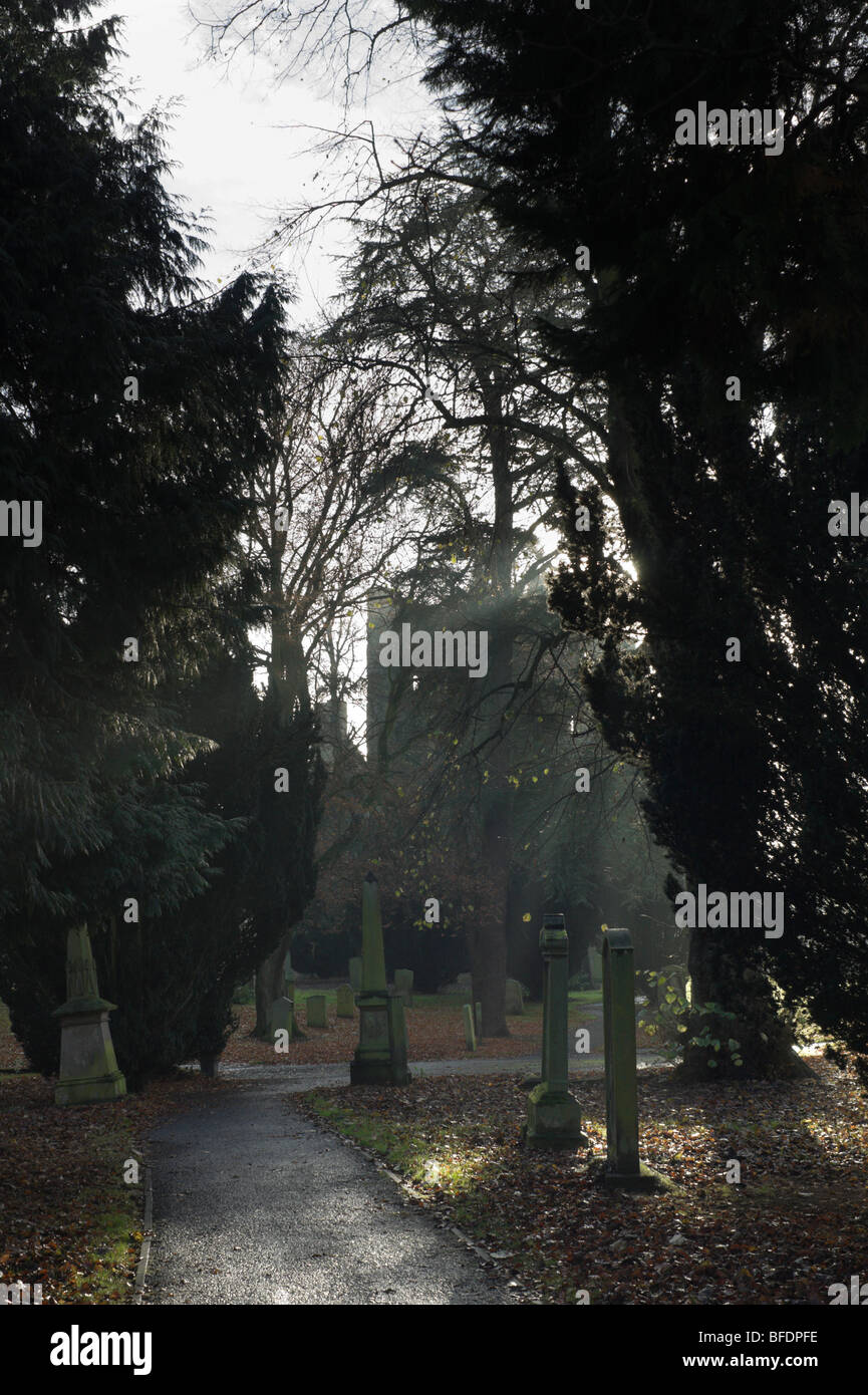 Kelso Abbey schottischen Grenzen UK nebligen Tag im Herbst aus der Pfarrei Kirche Kirkyard betrachtet Stockfoto