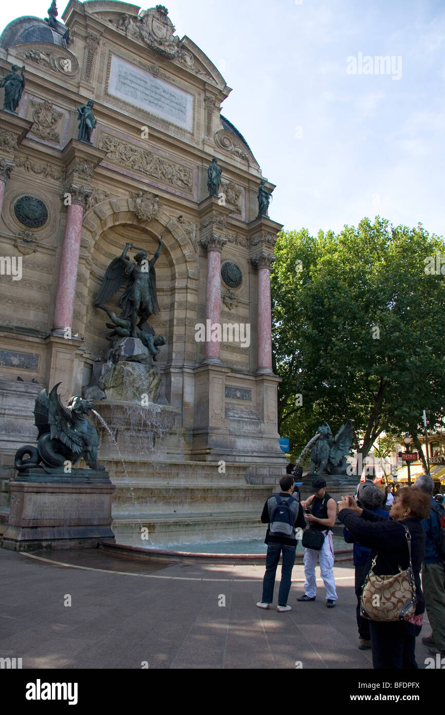 Die Fontaine Saint-Michel befindet sich in der Place Saint-Michel, Paris, Frankreich. Stockfoto