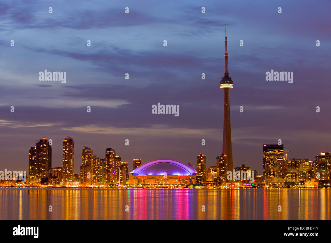 Skyline von Toronto mit dem CN Tower und das Rogers Centre in der Abenddämmerung, Toronto, Ontario, Kanada Stockfoto