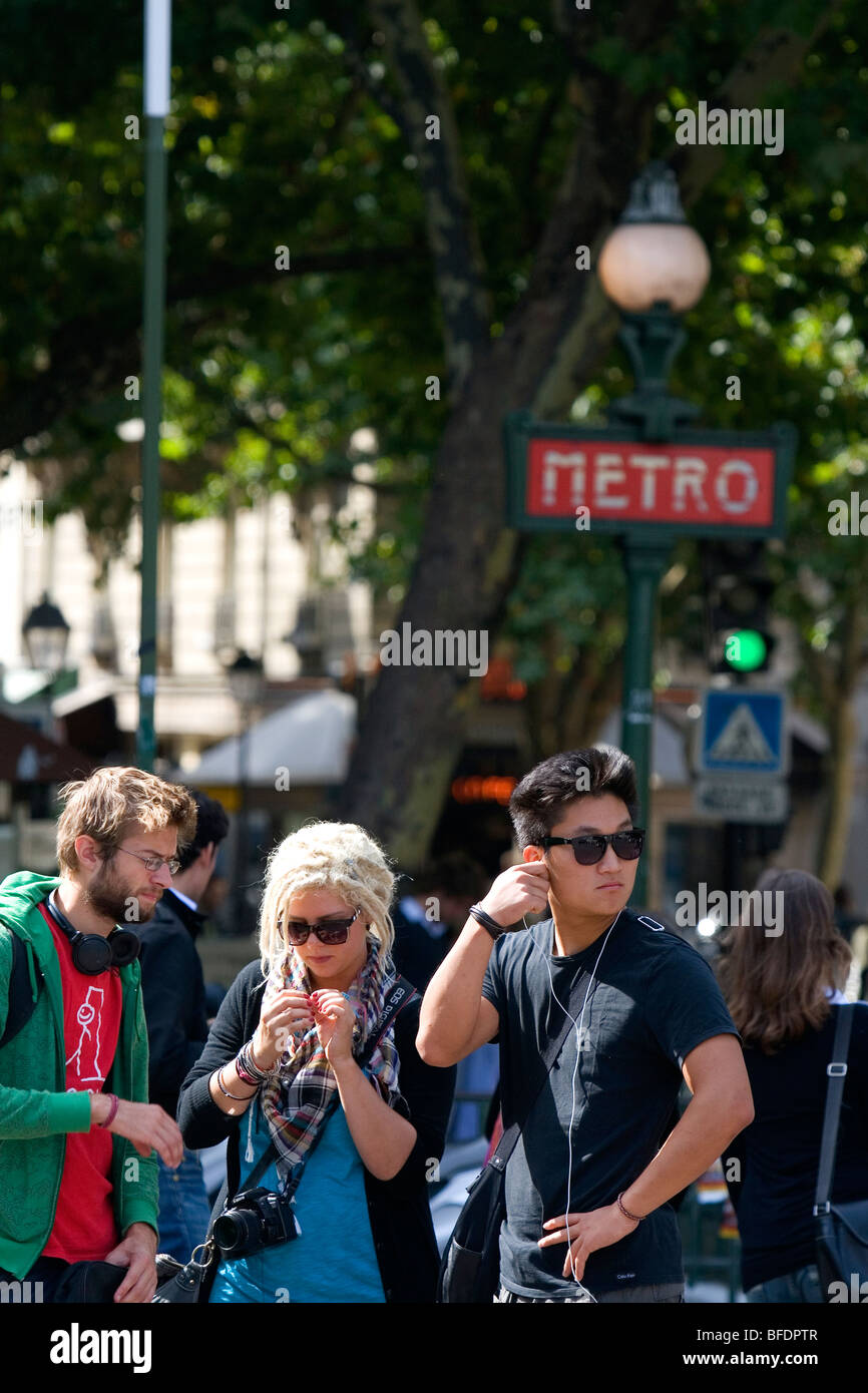Studenten in der Nähe des Metro-Eingangs an der Place Saint-Michel in Paris, Frankreich. Stockfoto