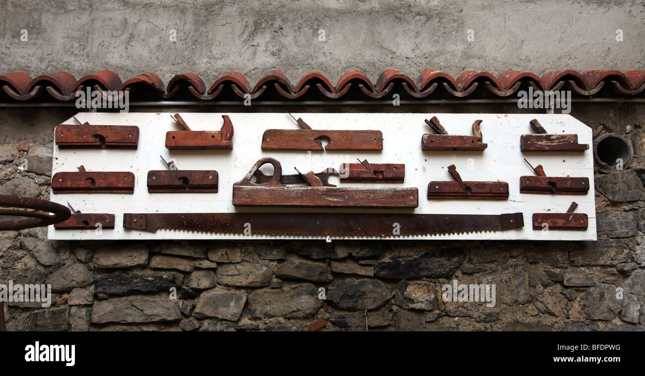 Tischler Werkzeuge kunst Ausstellung auf einer Hauswand in der Ortschaft Bre Art Trail, den Luganer See Stockfoto