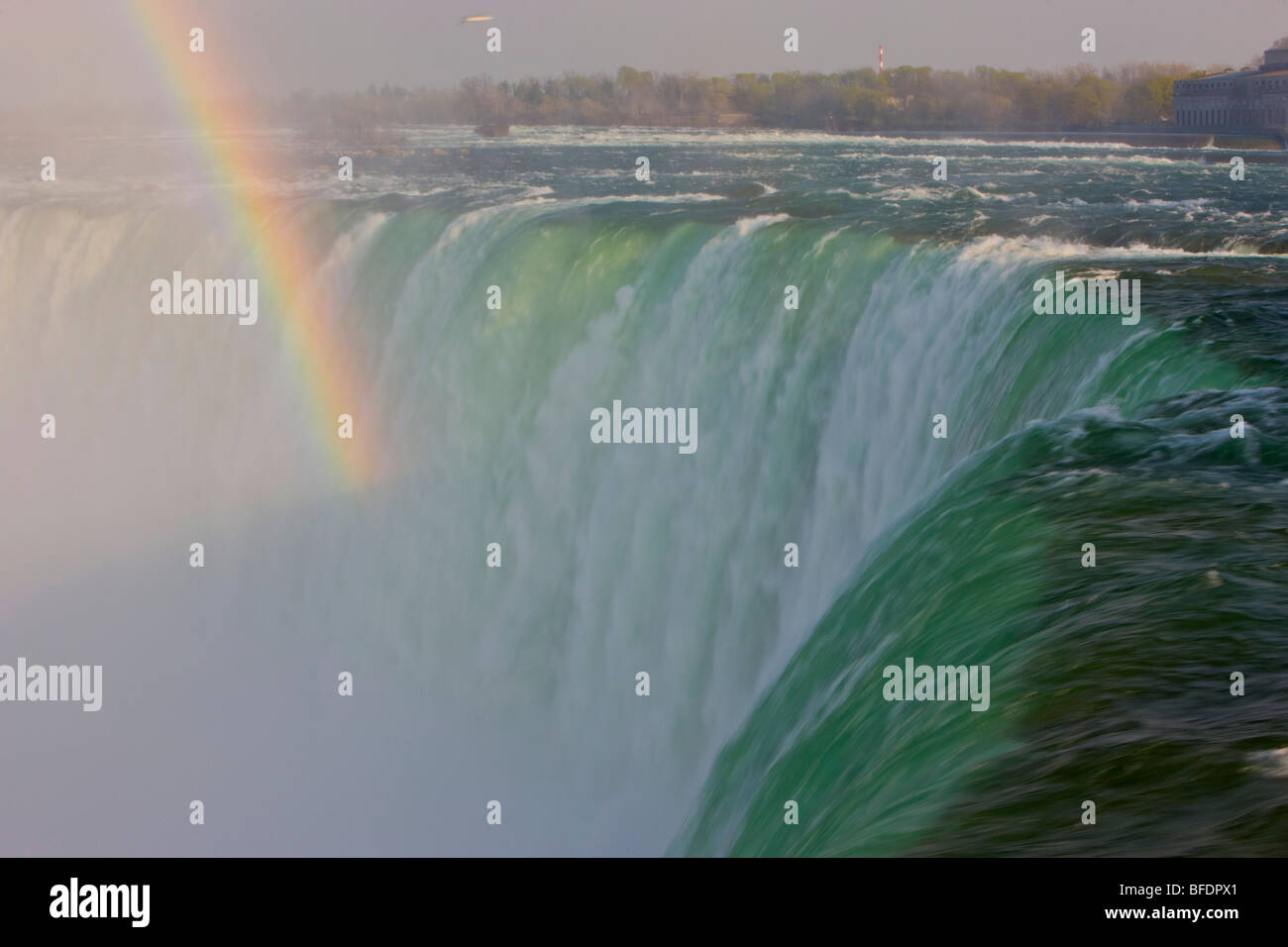 Horseshoe Falls und ein Regenbogen im Nebel über dem Niagara Fluß ...