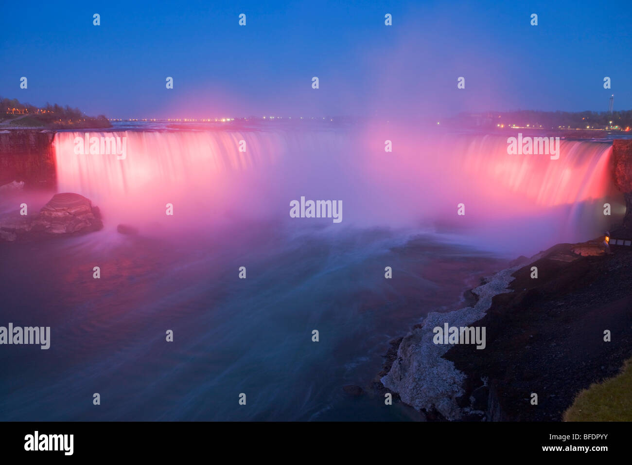 Horseshoe Falls entlang des Niagara-Flusses in der Abenddämmerung während der nächtlichen Beleuchtung, Niagara Falls, Ontario, Kanada Stockfoto