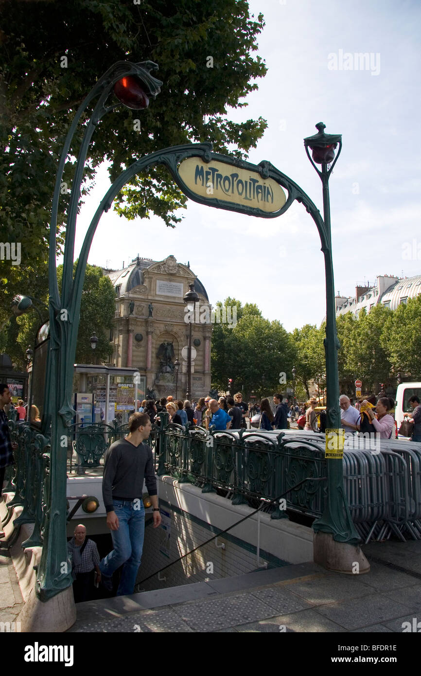 Eingang zur U-Bahn am Place Saint-Michel im Quartier Latin von Paris. Stockfoto