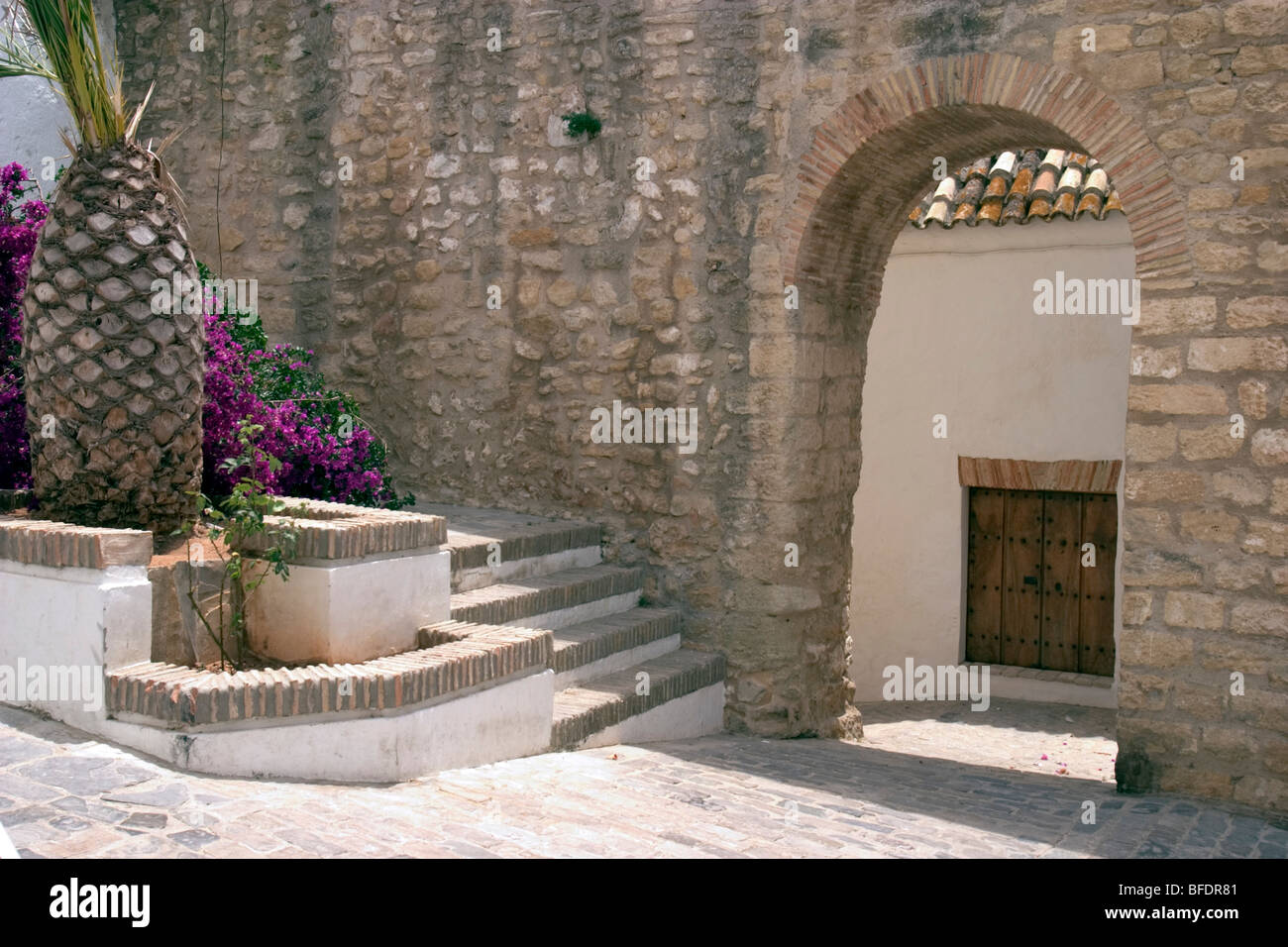 Vejer De La Frontera ist eine spanische Hügel-Stadt. Historisch war es anfällig für Angriffe aus dem Meer und in einigen Sektoren der Stockfoto